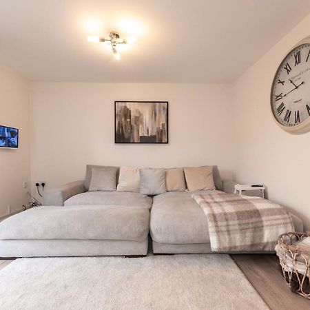 Cheerful 3 Bedroom House - Sleeps 7 Alwalton Extérieur photo