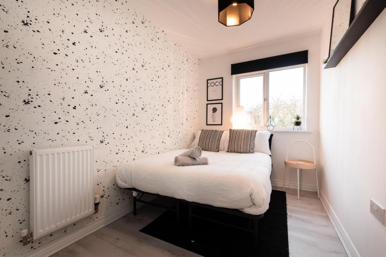 Cheerful 3 Bedroom House - Sleeps 7 Alwalton Extérieur photo