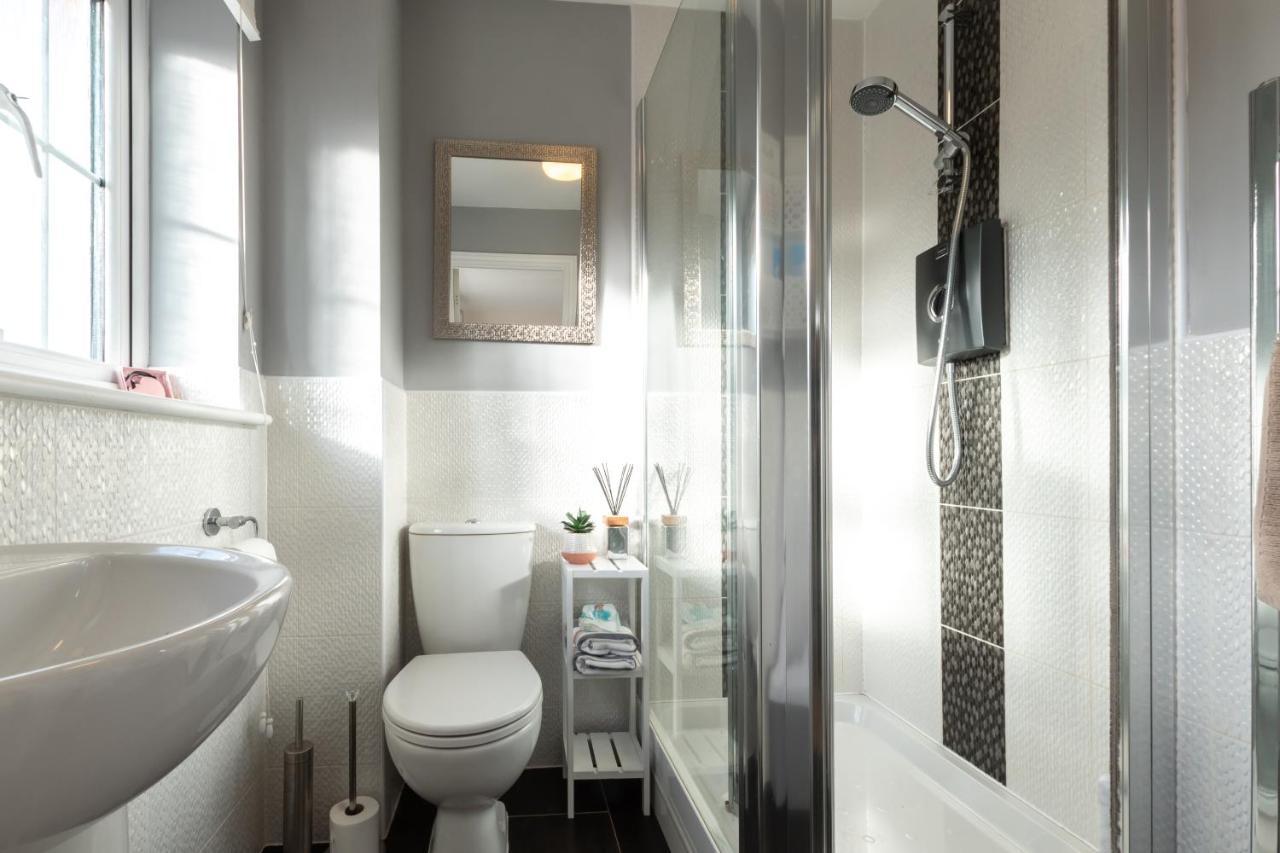 Cheerful 3 Bedroom House - Sleeps 7 Alwalton Extérieur photo