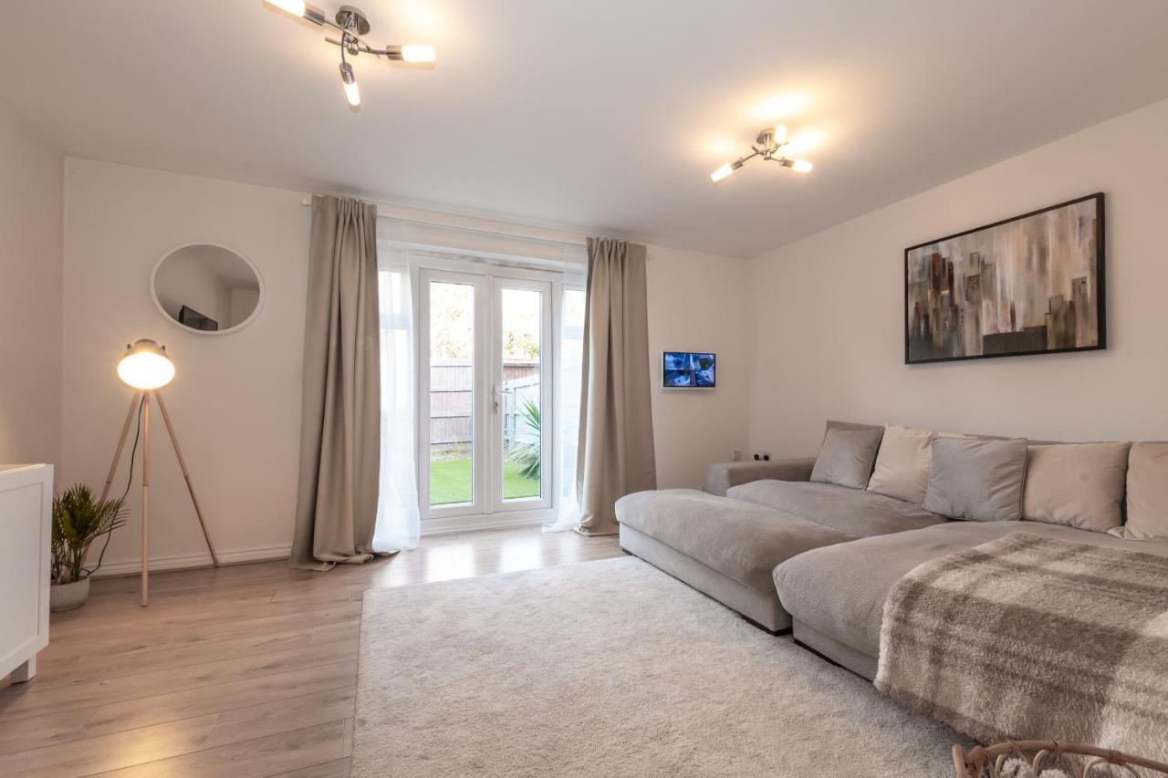 Cheerful 3 Bedroom House - Sleeps 7 Alwalton Extérieur photo