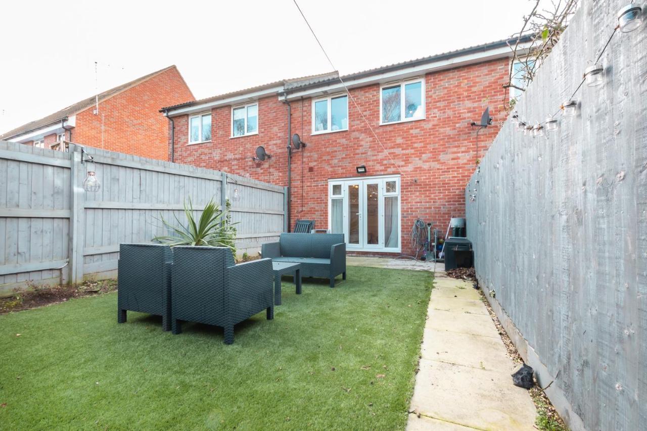 Cheerful 3 Bedroom House - Sleeps 7 Alwalton Extérieur photo