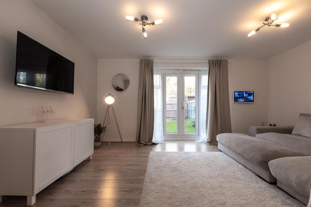 Cheerful 3 Bedroom House - Sleeps 7 Alwalton Extérieur photo